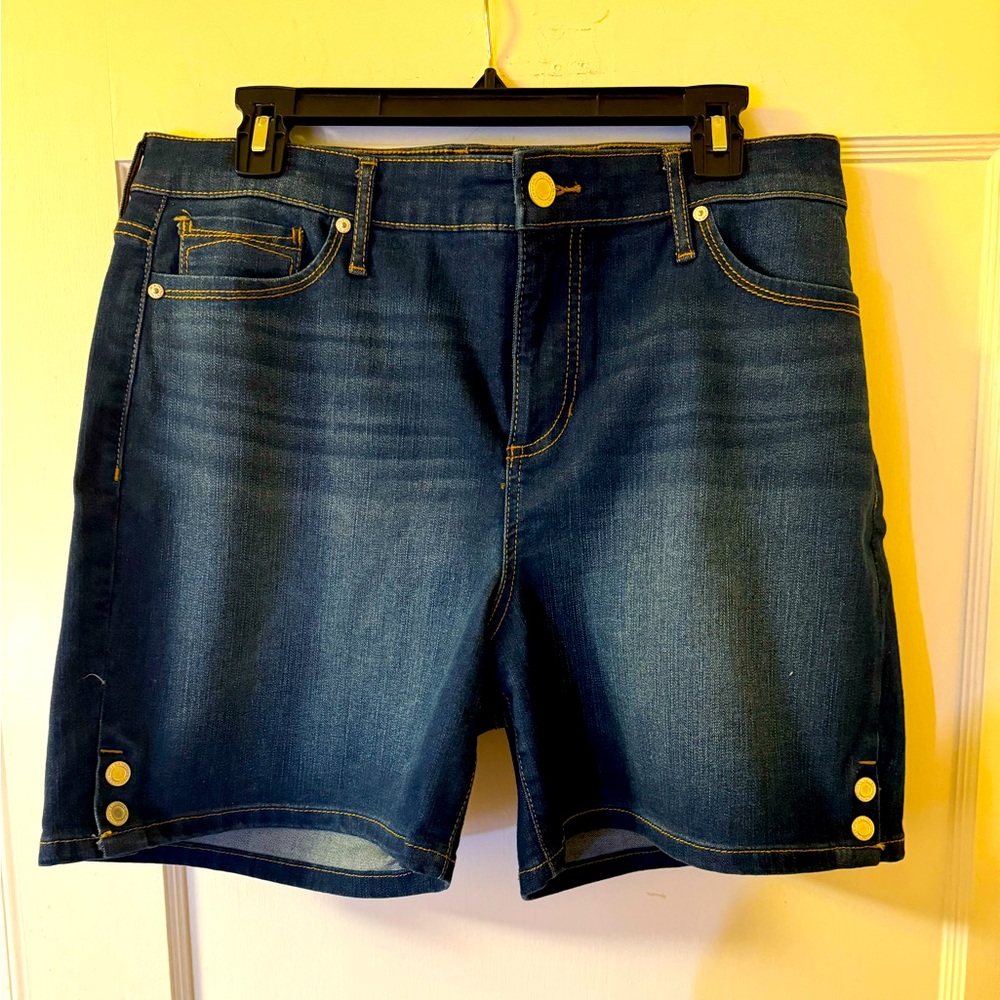 NWOT - Bandolino Women's Shorts - Size 12